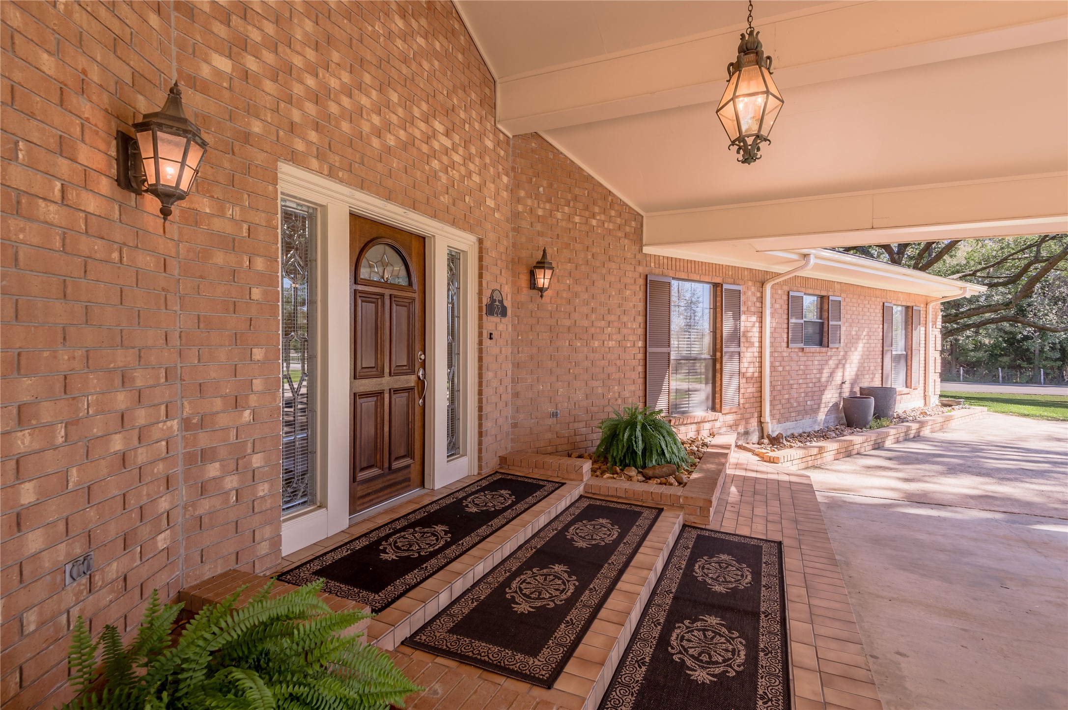 22 Timberwilde Drive Huntsville, TX 77320 - Photo 4 of 44 Impressive entrance!