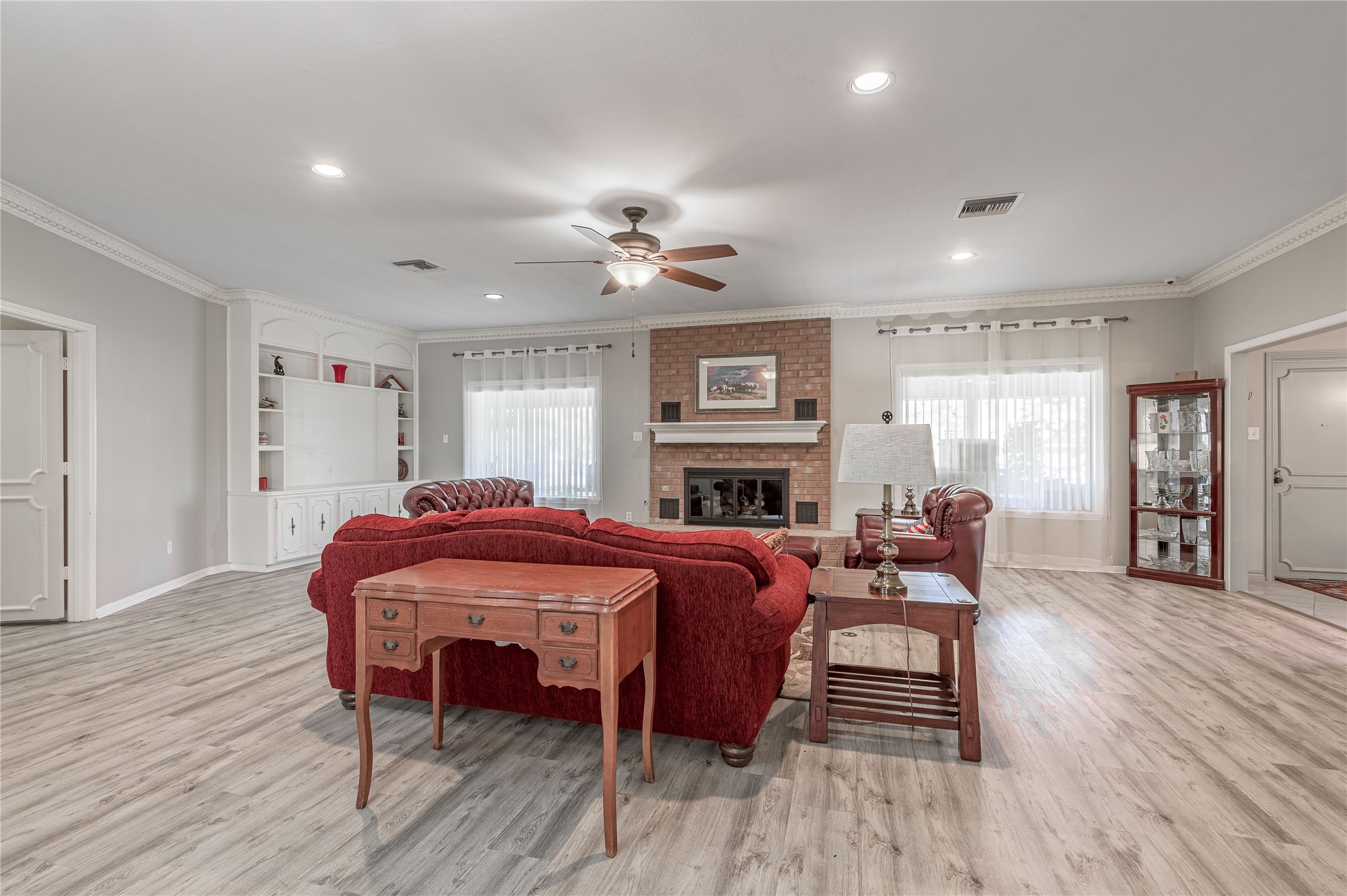 22 Timberwilde Drive Huntsville, TX 77320 - Photo 6 of 44 Spacious living room
