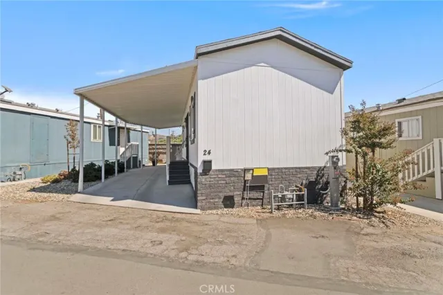 a view of a house with backyard