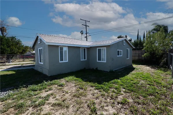 a view of a back yard of the house