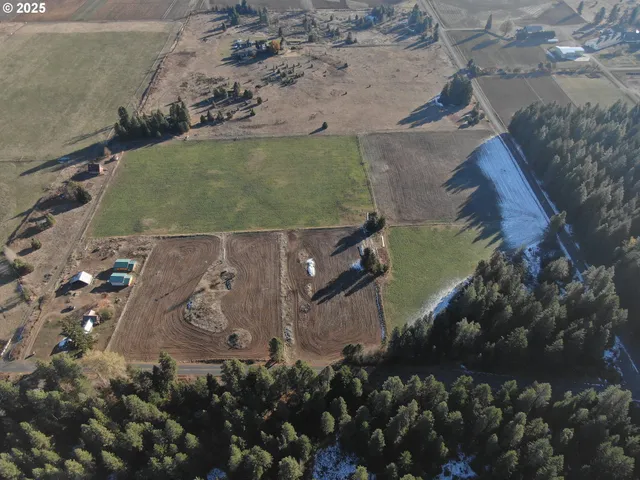 a view of a sky from the wall