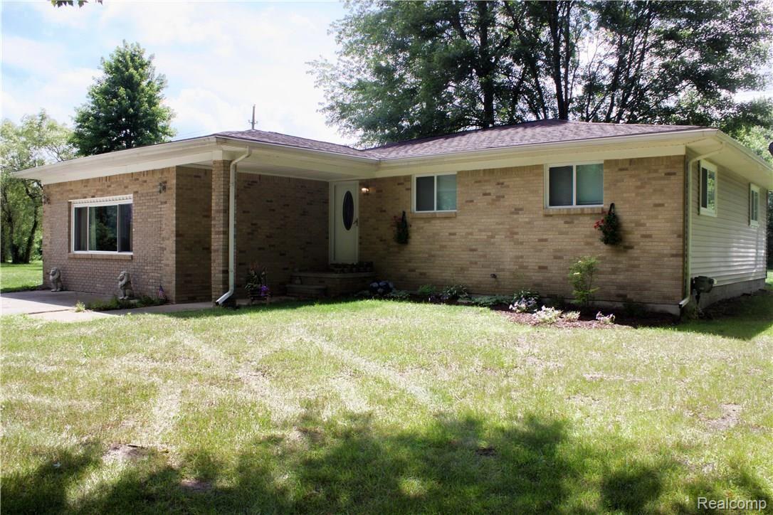 48445 Willow Road Belleville, MI 48111 - Photo 4 of 23 IMG_3412.jpg