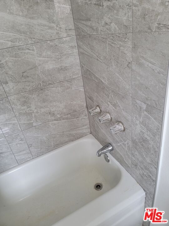 125 North Broadway, Unit 3 Redondo Beach, CA 90277 - Photo 9 of 12 a bathroom with a bathtub