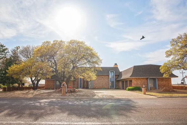 $300,000 | 1407 Mustang Drive, Denver City, TX 79323