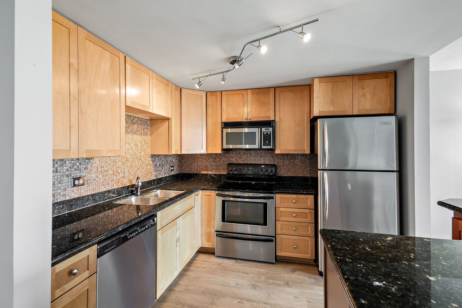 2015 South Finley Road, Unit 712 Lombard, IL 60148 - Photo 4 of 30 Gallery Image 4