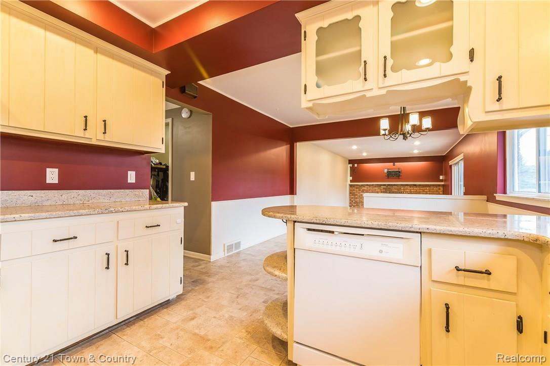 2080 Avoncrest Court Rochester, MI 48309 - Photo 9 of 39 009-Kitchen-3888257-large.jpg