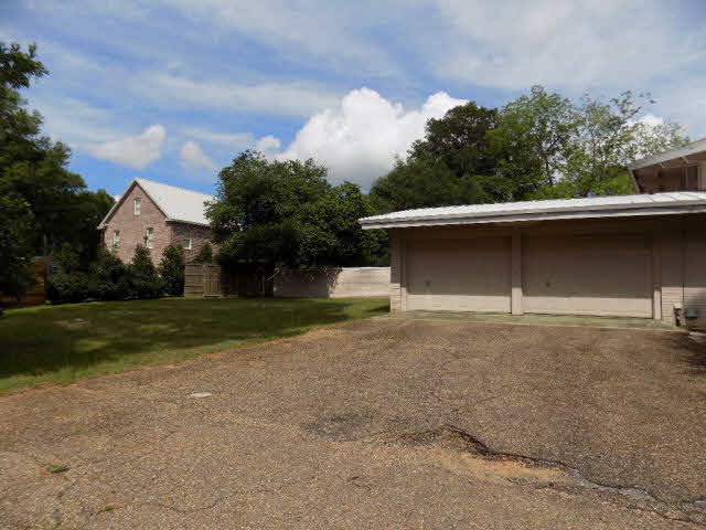 353 Grand Avenue Fairhope, AL 36532 - Photo 10 of 45 Garage and side yard