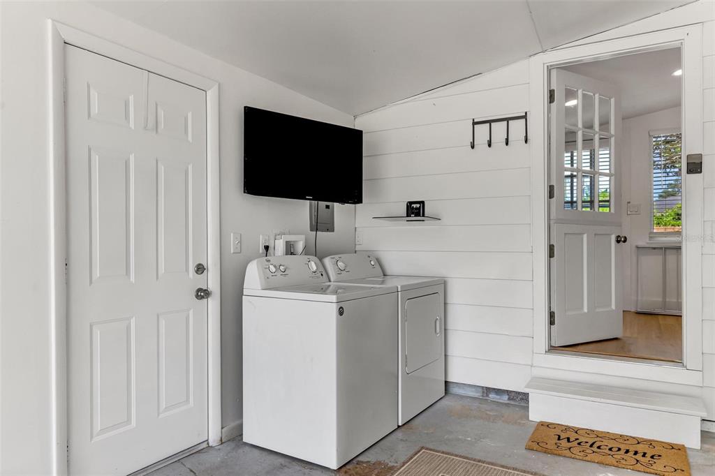 110 Terrapin Road St. Augustine, FL 32086 - Photo 18 of 33 a living room with a toilet and a flat screen tv
