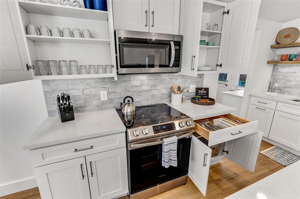 110 Terrapin Road St. Augustine, FL 32086 - Photo 10 of 33 a kitchen with cabinets and appliances
