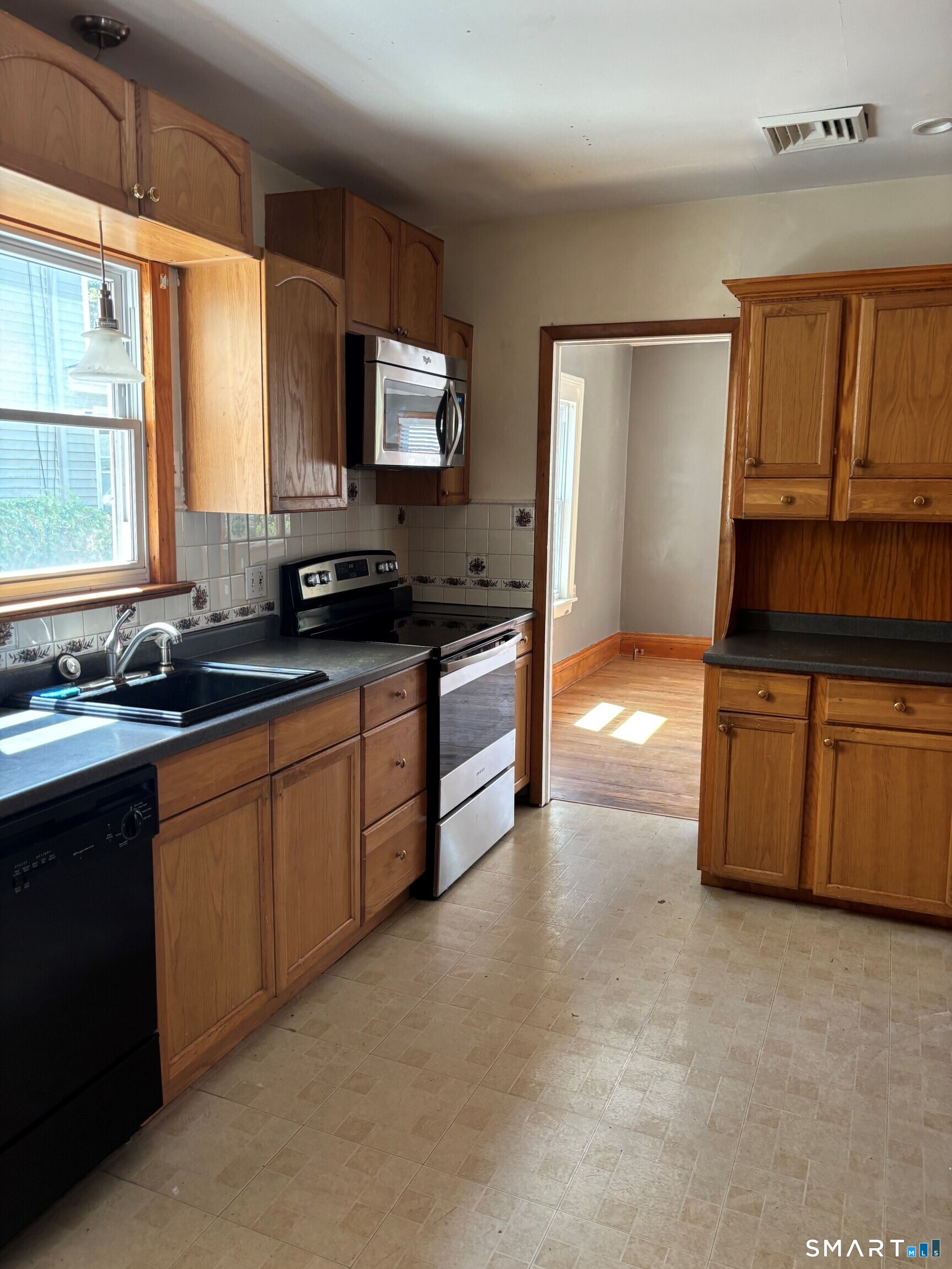 105 Welchs Point Road Milford, CT 06460 - Photo 9 of 24 Gallery Image 9