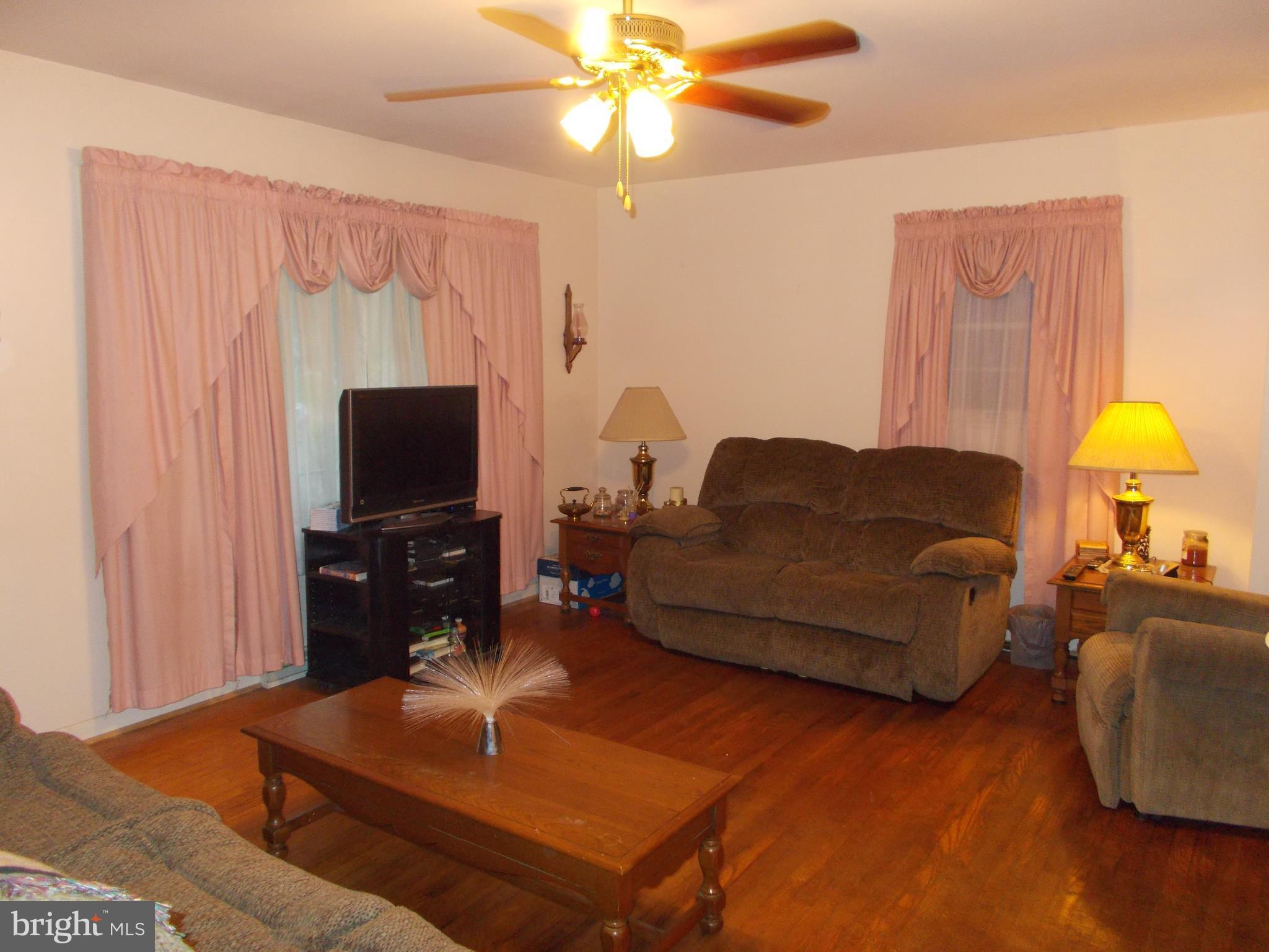 16613 Fairview Road Hagerstown, MD 21740 - Photo 3 of 22 Living Room