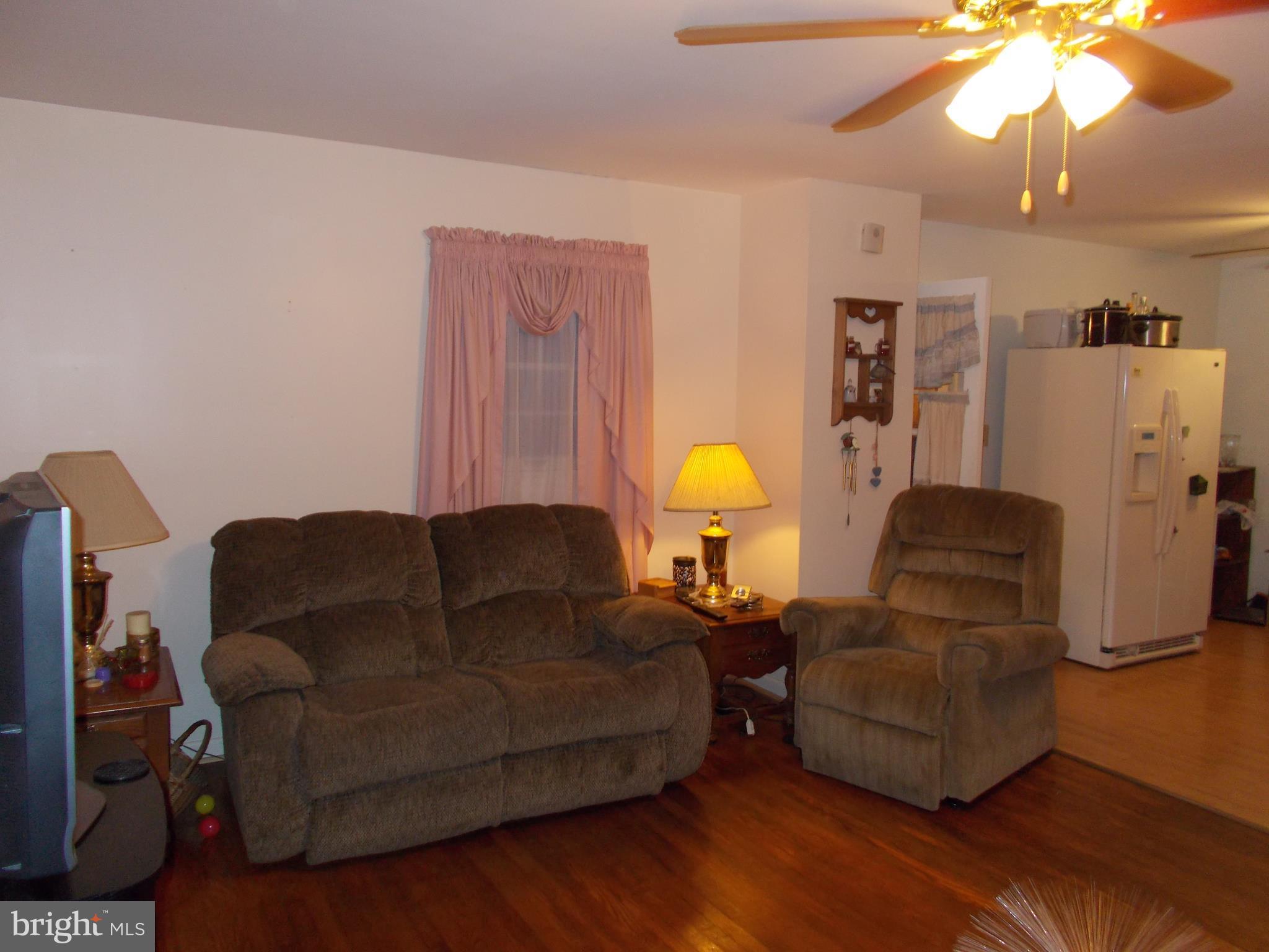 16613 Fairview Road Hagerstown, MD 21740 - Photo 4 of 22 Living Room