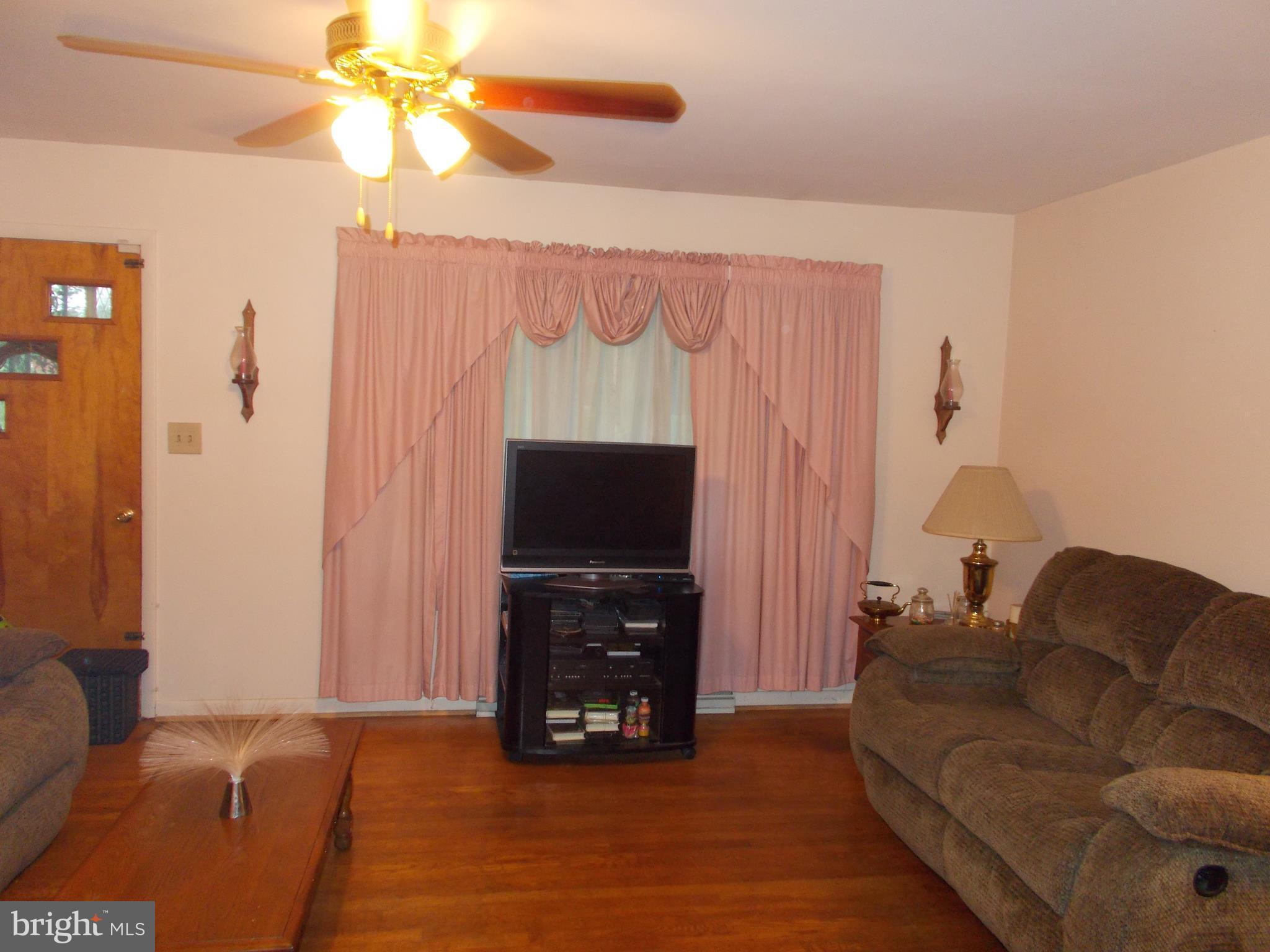 16613 Fairview Road Hagerstown, MD 21740 - Photo 5 of 22 Living Room