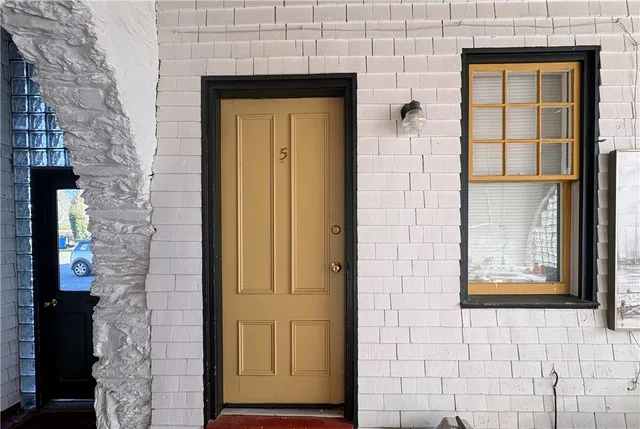 $1,200 | 438 Wolcott Avenue, Unit 5 (STUDIO), Middletown, RI 02842