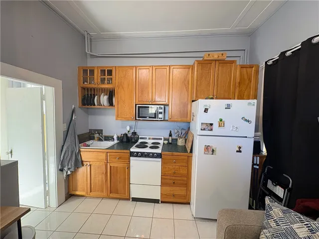 $1,200 | 438 Wolcott Avenue, Unit 5 (STUDIO), Middletown, RI 02842