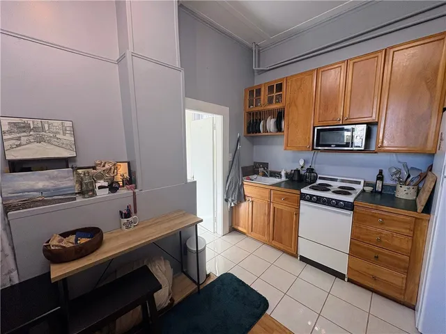 $1,200 | 438 Wolcott Avenue, Unit 5 (STUDIO), Middletown, RI 02842