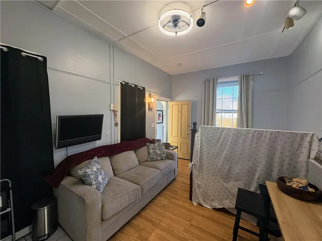 $1,200 | 438 Wolcott Avenue, Unit 5 (STUDIO), Middletown, RI 02842