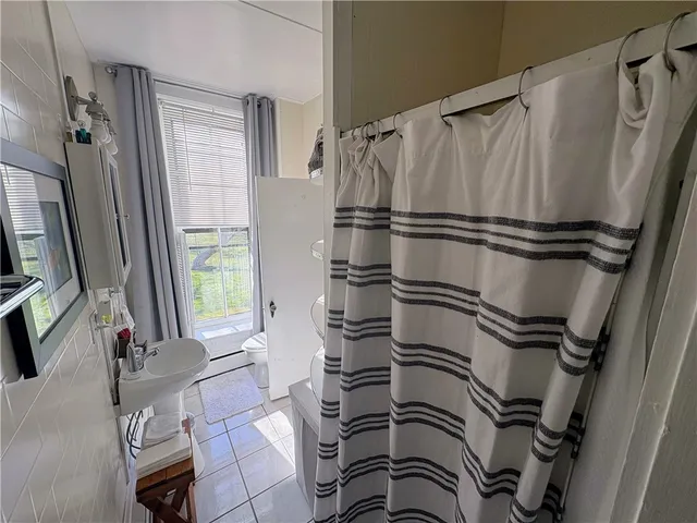 $1,200 | 438 Wolcott Avenue, Unit 5 (STUDIO), Middletown, RI 02842