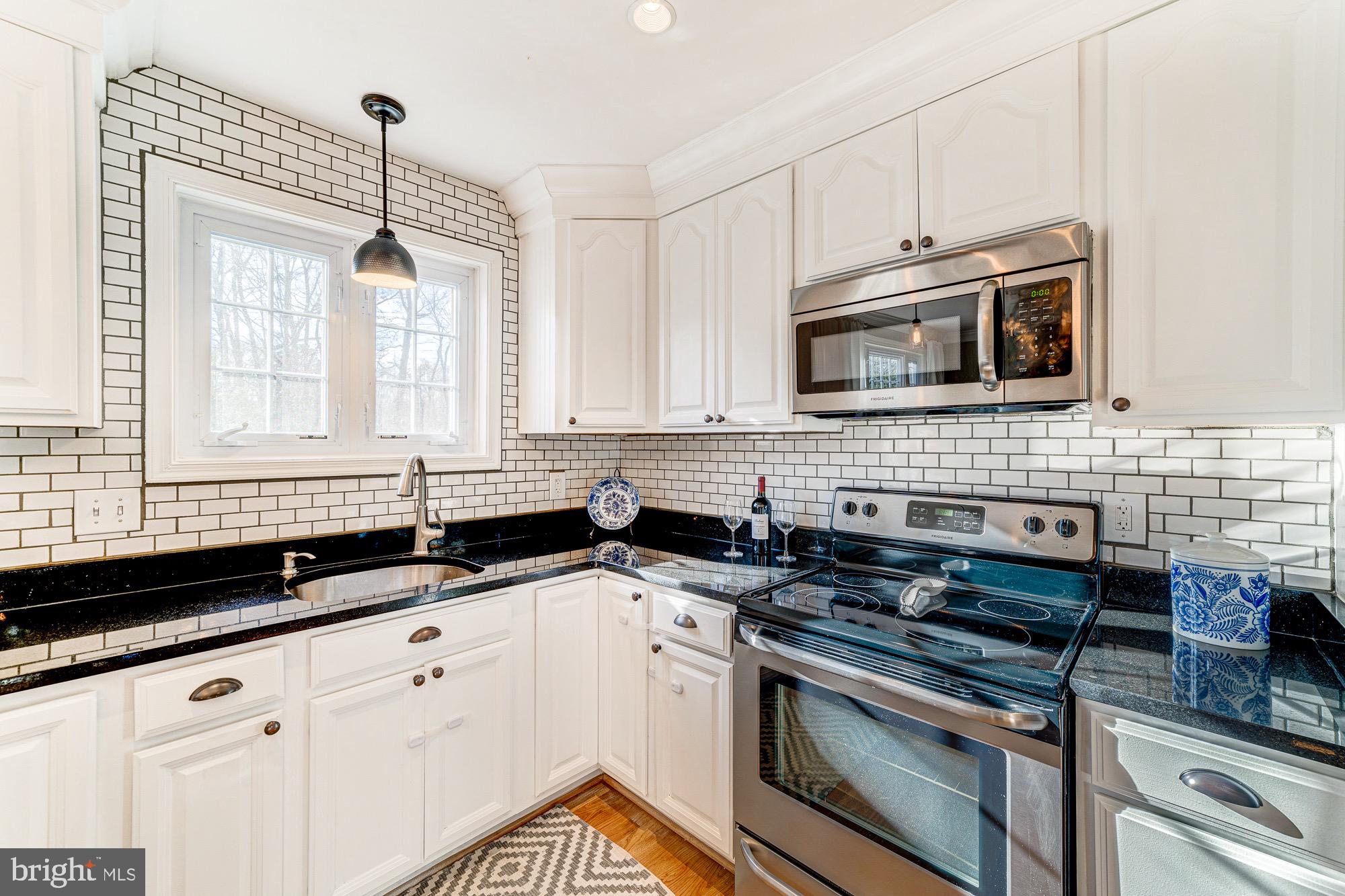 6426 Wainfleet Court Springfield, VA 22152 - Photo 21 of 37 Gorgeous added backsplash!