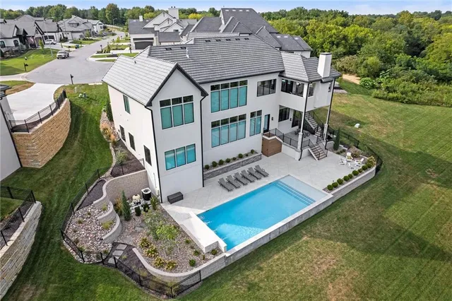 $2,750,000 | 7390 North National Drive, Parkville, MO 64152