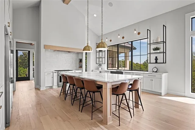 $2,750,000 | 7390 North National Drive, Parkville, MO 64152