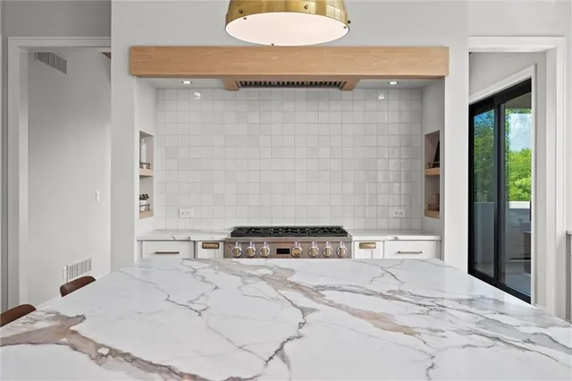 $2,750,000 | 7390 North National Drive, Parkville, MO 64152