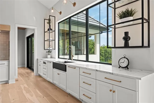 $2,750,000 | 7390 North National Drive, Parkville, MO 64152