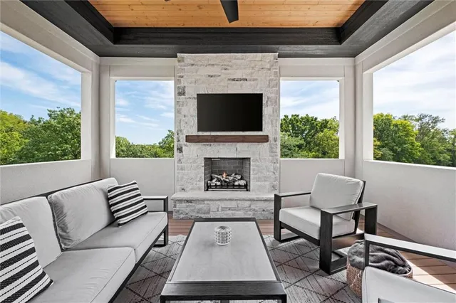 $2,750,000 | 7390 North National Drive, Parkville, MO 64152