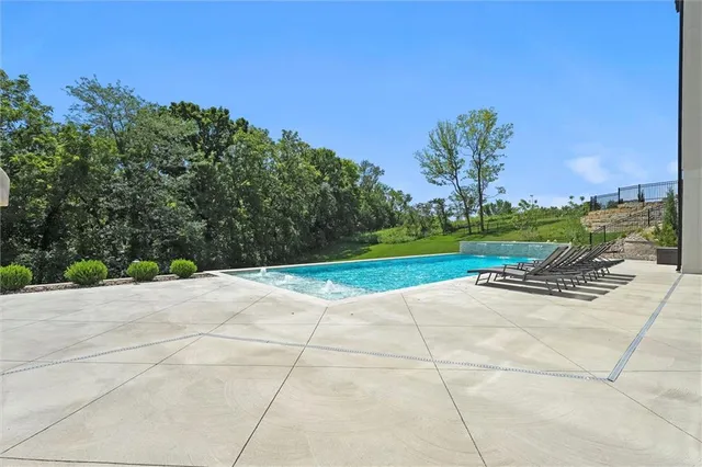$2,750,000 | 7390 North National Drive, Parkville, MO 64152