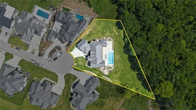 $2,750,000 | 7390 North National Drive, Parkville, MO 64152