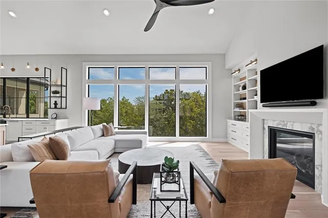 $2,750,000 | 7390 North National Drive, Parkville, MO 64152