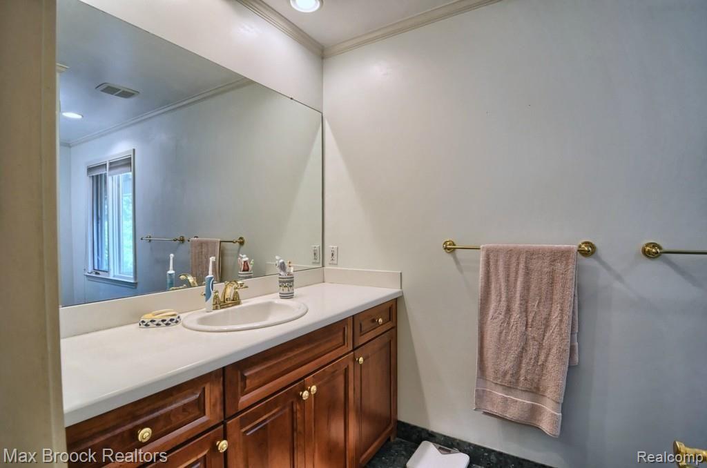 4147 Stoneleigh Road Bloomfield Hills, MI 48302 - Photo 19 of 33 Bathroom.jpg