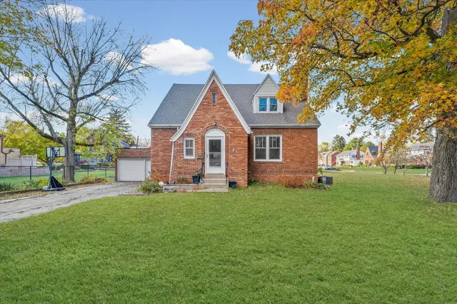 a view of a house with a yard