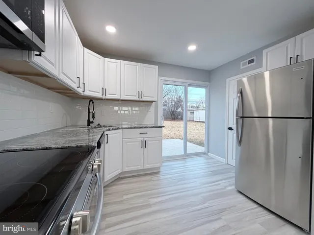 $3,000 | 679 Trenton Road, Fairless Hills, PA 19030