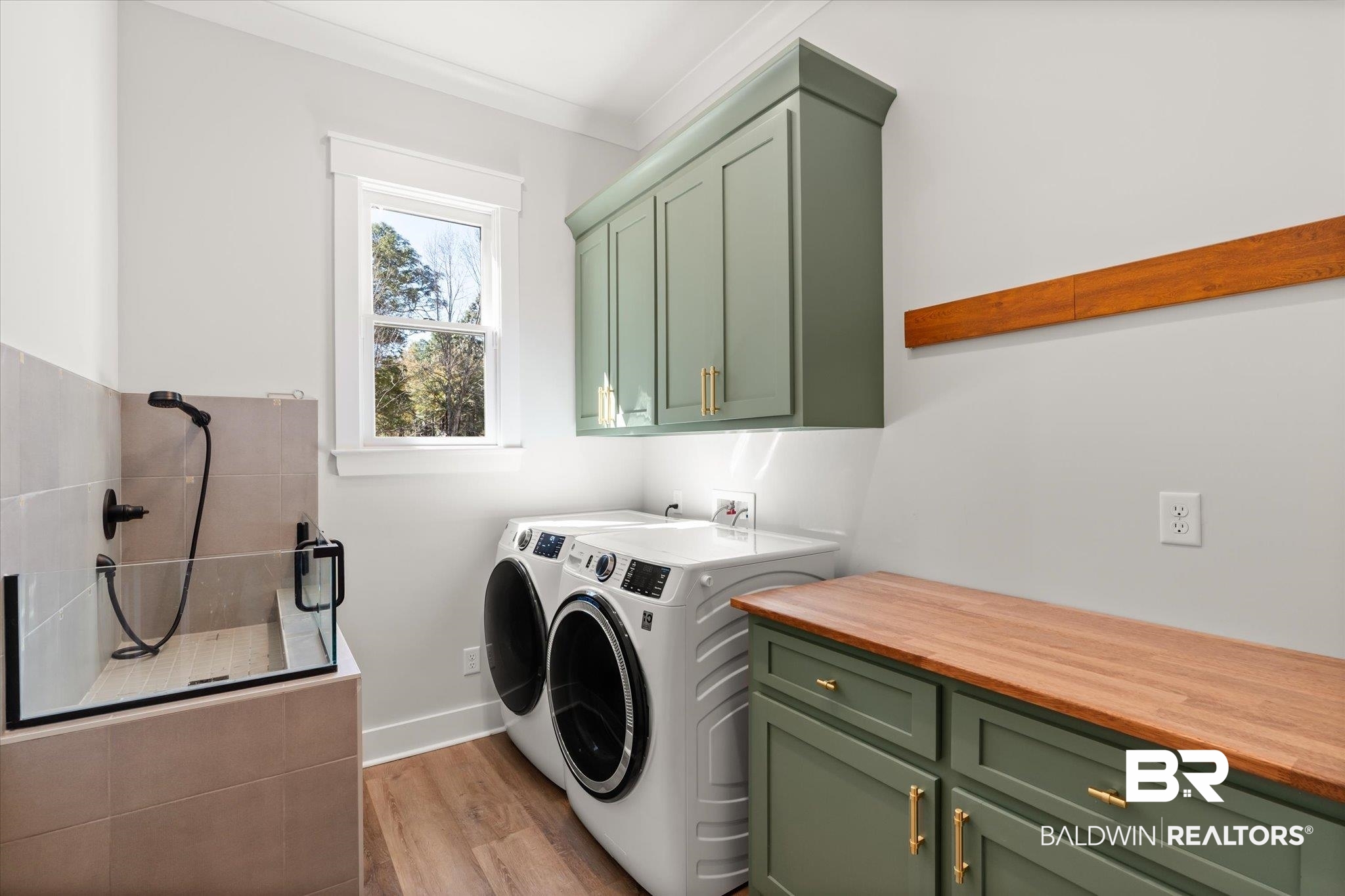 204 Camden Way Fairhope, AL 36532 - Photo 32 of 39 Laundry with Dog Bath