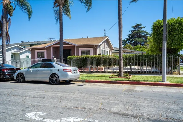 a view of a livingroom with furniture and a ceiling fan
