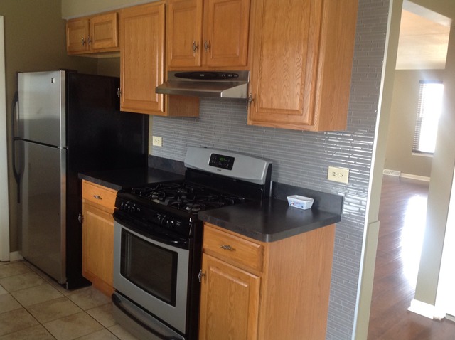 617 Quail Run Road Matteson, IL 60443 - Photo 7 of 13 a kitchen with stainless steel appliances granite countertop a refrigerator and a stove