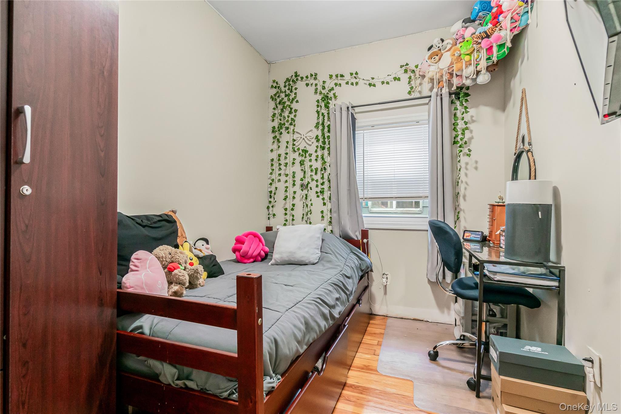 85-14 Sutter Avenue Queens, NY 11417 - Photo 20 of 27 2nd Bedroom with wood floors