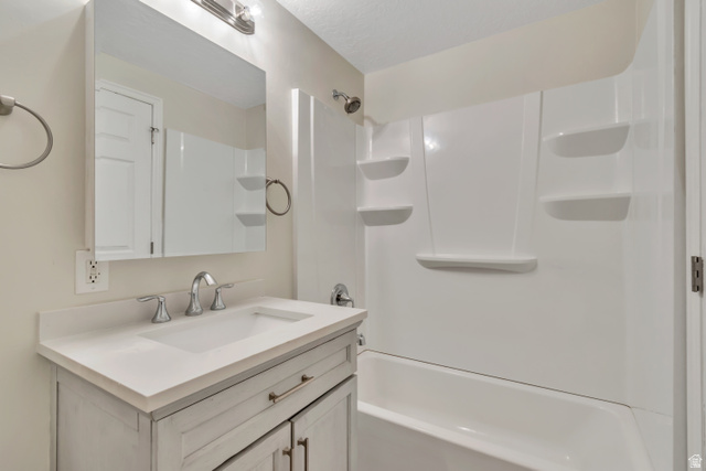 1118 North Ridge Court Spanish Fork, UT 84660 - Photo 29 of 32 Full bath with vanity and bathtub / shower combination