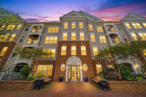 $525,000 | 5108 Donovan Drive, Unit 108, Alexandria, VA 22304