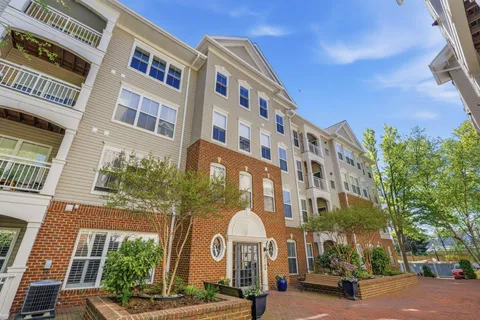 $525,000 | 5108 Donovan Drive, Unit 108, Alexandria, VA 22304