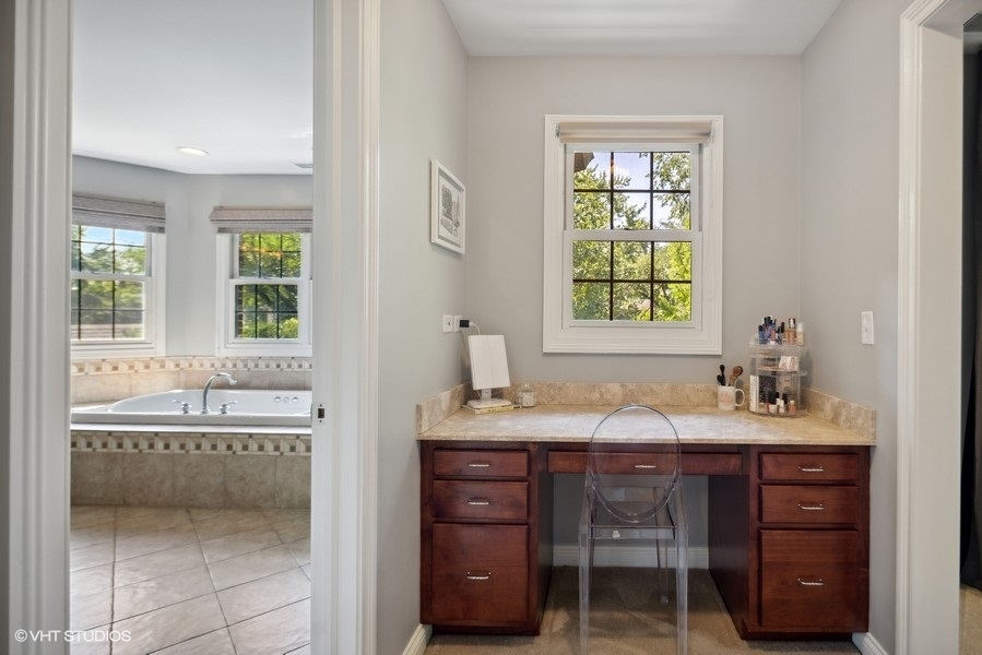 438 West 3rd Street Elmhurst, IL 60126 - Photo 22 of 43 a bathroom with a sink and a bathtub