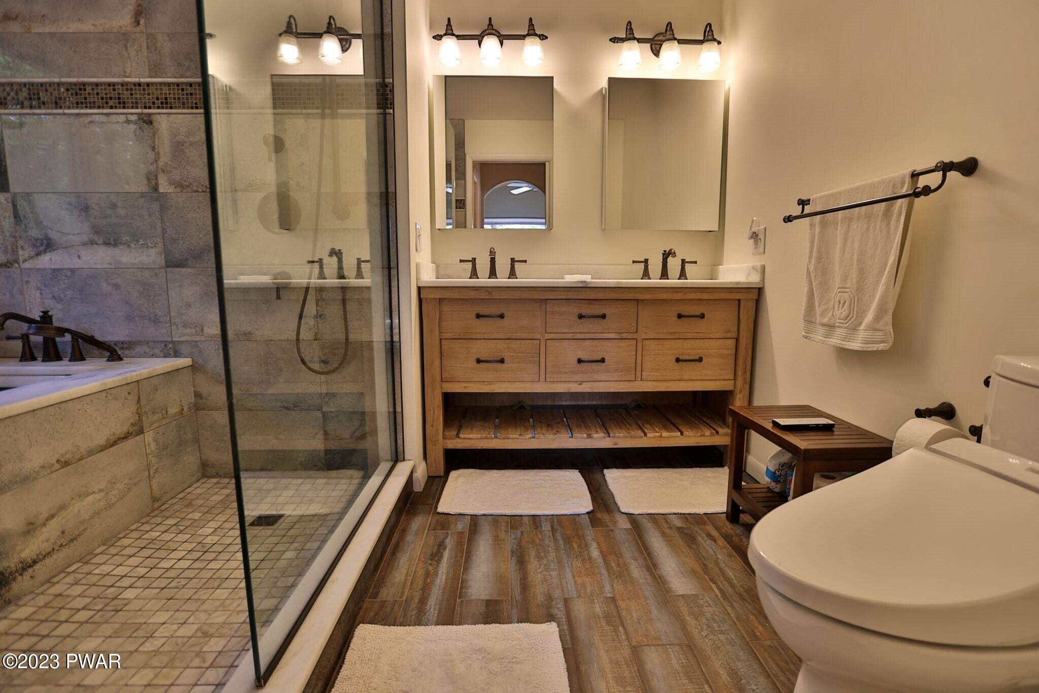 131 Rabbit Run Milford, PA 18337 - Photo 25 of 41 Spa Bath