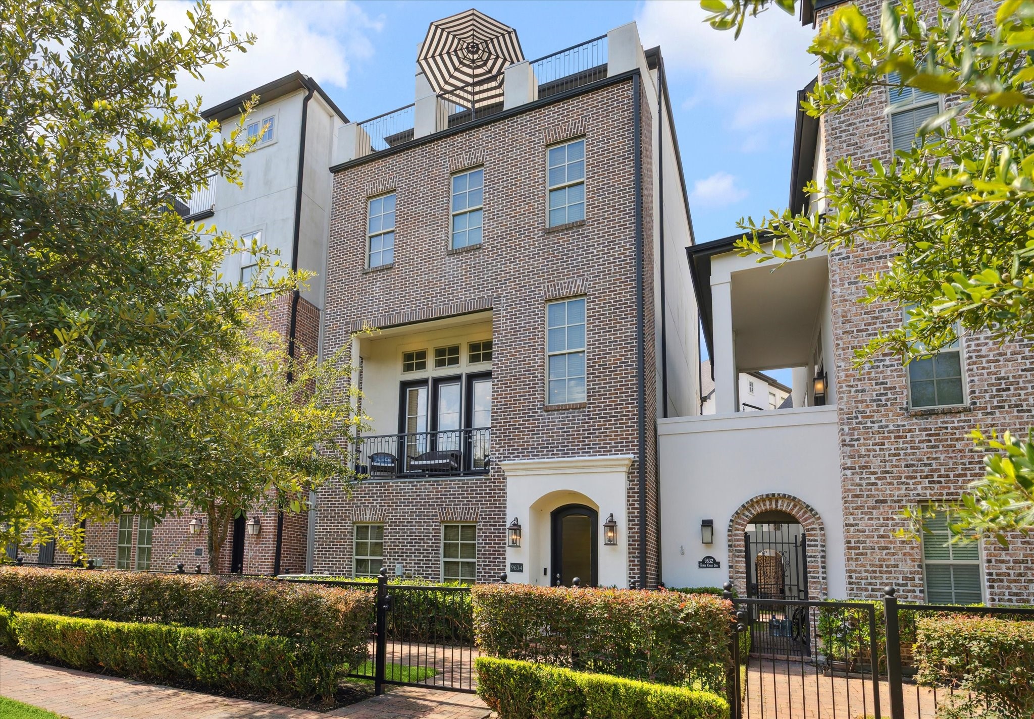 9634 Kings Cross Station Houston, TX 77045 - Photo 2 of 24 a front view of a house
