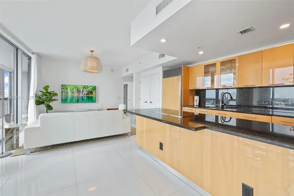 $8,200 | 6899 Collins Avenue, Unit 1410, Miami Beach, FL 33141