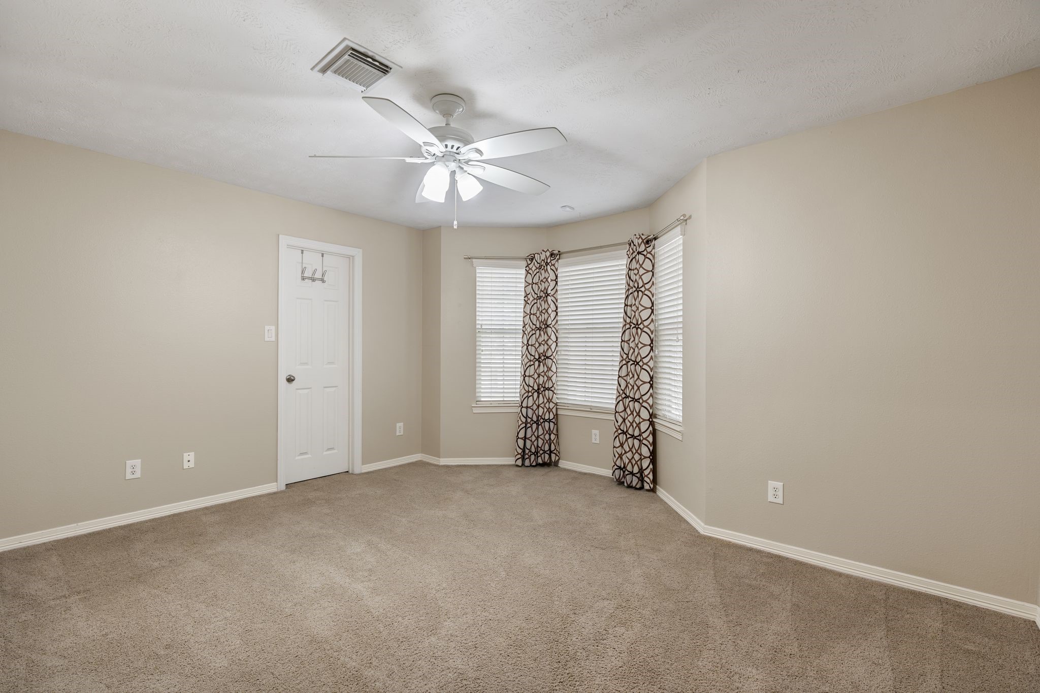4223 Rose Street Houston, TX 77007 - Photo 31 of 40 Secondary Bedroom with walk in closet