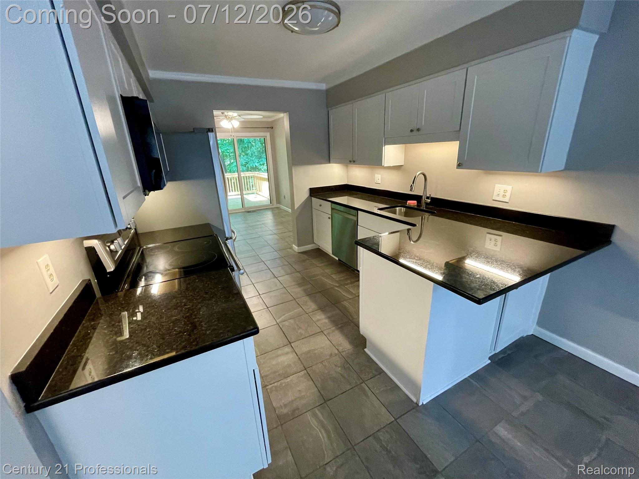 1816 Burning Bush Court Rochester, MI 48309 - Photo 10 of 38 13.jpg