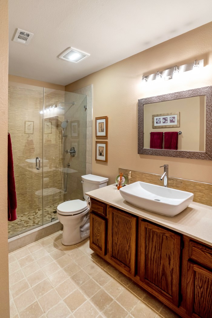 412 Derby Lane Georgetown, TX 78626 - Photo 26 of 37 a bathroom with a toilet sink and shower