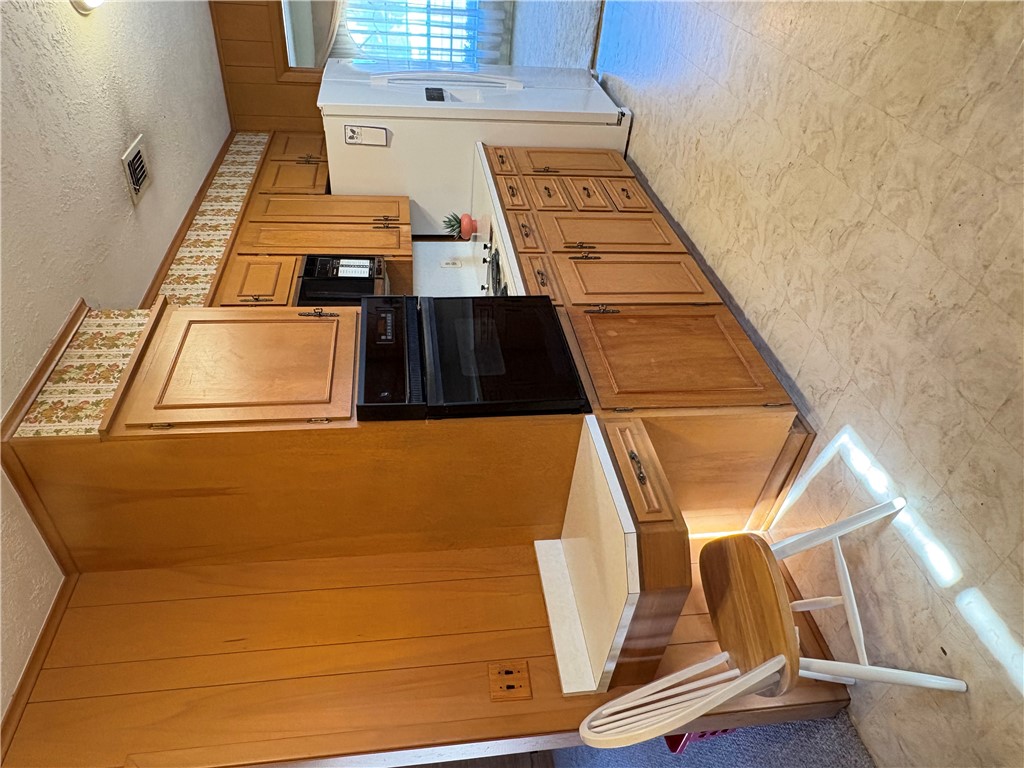 702 Matous Drive Bryan, TX 77802 - Photo 9 of 28 Kitchen with Built-in Desktop