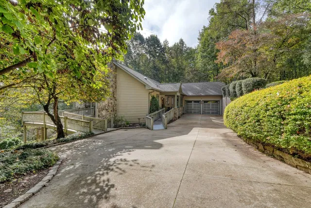 a view of a back yard of the house